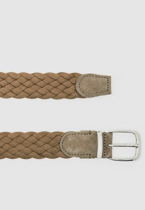 Ceinture tressée en daim marron avec une boucle argentée lisse. Comprend une extrémité renforcée et des détails de couture le long des bords.