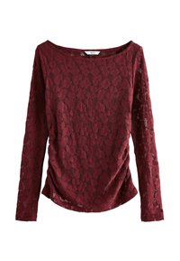 Burgundy långärmad topp i spets med blommönster, med en vid halsringning och rynkade detaljer på sidan för extra textur.