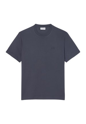 Camiseta de manga corta y cuello redondo de color gris oscuro con pequeño logo de cocodrilo de Lacoste en el pecho izquierdo.