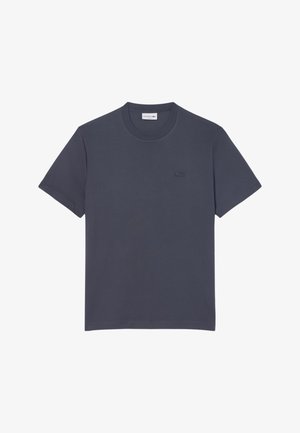 Camiseta de manga corta y cuello redondo de color gris oscuro con pequeño logo de cocodrilo de Lacoste en el pecho izquierdo.