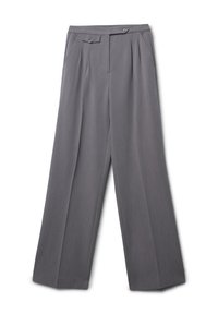 Pantaloni a gamba larga grigi realizzati in tessuto morbido, caratterizzati da due pieghe frontali, due tasche intrecciate e due chiusure a bottone in vita.