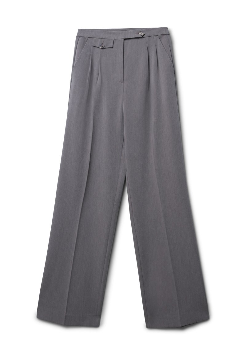 Pantaloni a gamba larga grigi realizzati in tessuto morbido, caratterizzati da due pieghe frontali, due tasche intrecciate e due chiusure a bottone in vita.