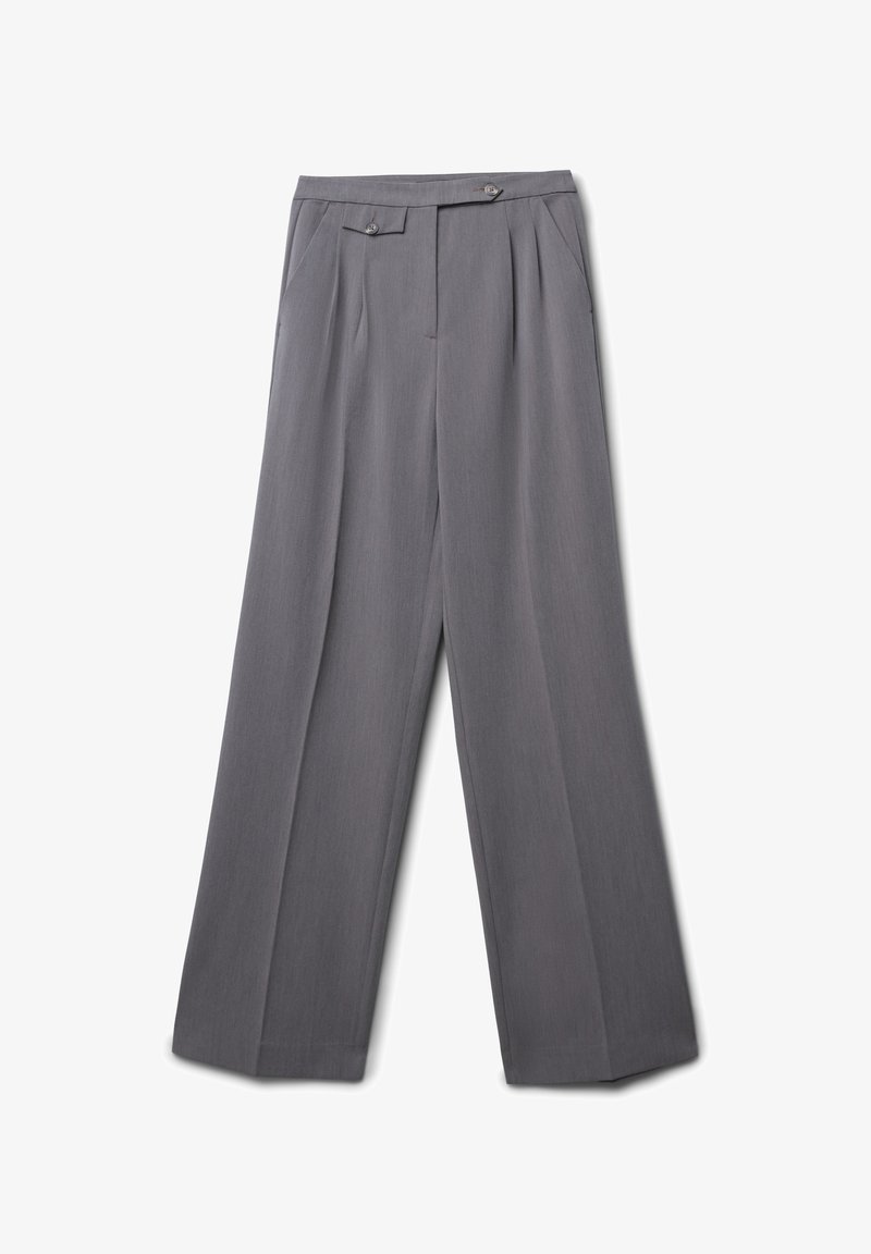 Pantaloni a gamba larga grigi realizzati in tessuto morbido, caratterizzati da due pieghe frontali, due tasche intrecciate e due chiusure a bottone in vita.