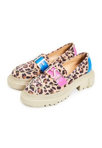 Scarpe slip-on con stampa leopardata e suola chunky beige, caratterizzate da un accento di cinturino multicolore e una fodera interna liscia.