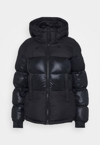 Veste d’hiver matelassée noire avec capuche, fermeture éclair frontale et poignets élastiques, présentant un contraste de tissu mat et brillant sur le corps et les manches.
