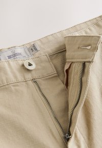 REGULAR FIT BELTED CARGO - Shortsit - stone