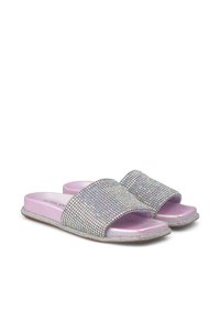 Sandalias de deslizar decoradas con strass, con una correa plateada brillante, plantilla de color rosa claro y suela plana para mayor comodidad.