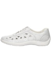 Sneaker bianco con lacci, realizzato in pelle decorata con design ritagliati, superficie texture e suola bianca imbottita.