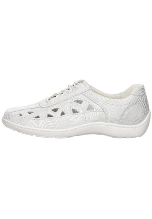 Sneaker bianco con lacci, realizzato in pelle decorata con design ritagliati, superficie texture e suola bianca imbottita.