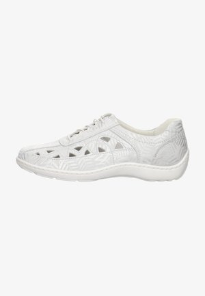 Białe sneakersy sznurowane, wykonane z wzorzystej skóry z wyciętymi wzorami, teksturowaną powierzchnią i wyściółką w białej podeszwie.