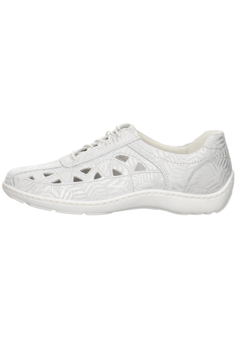Sneaker bianco con lacci, realizzato in pelle decorata con design ritagliati, superficie texture e suola bianca imbottita.