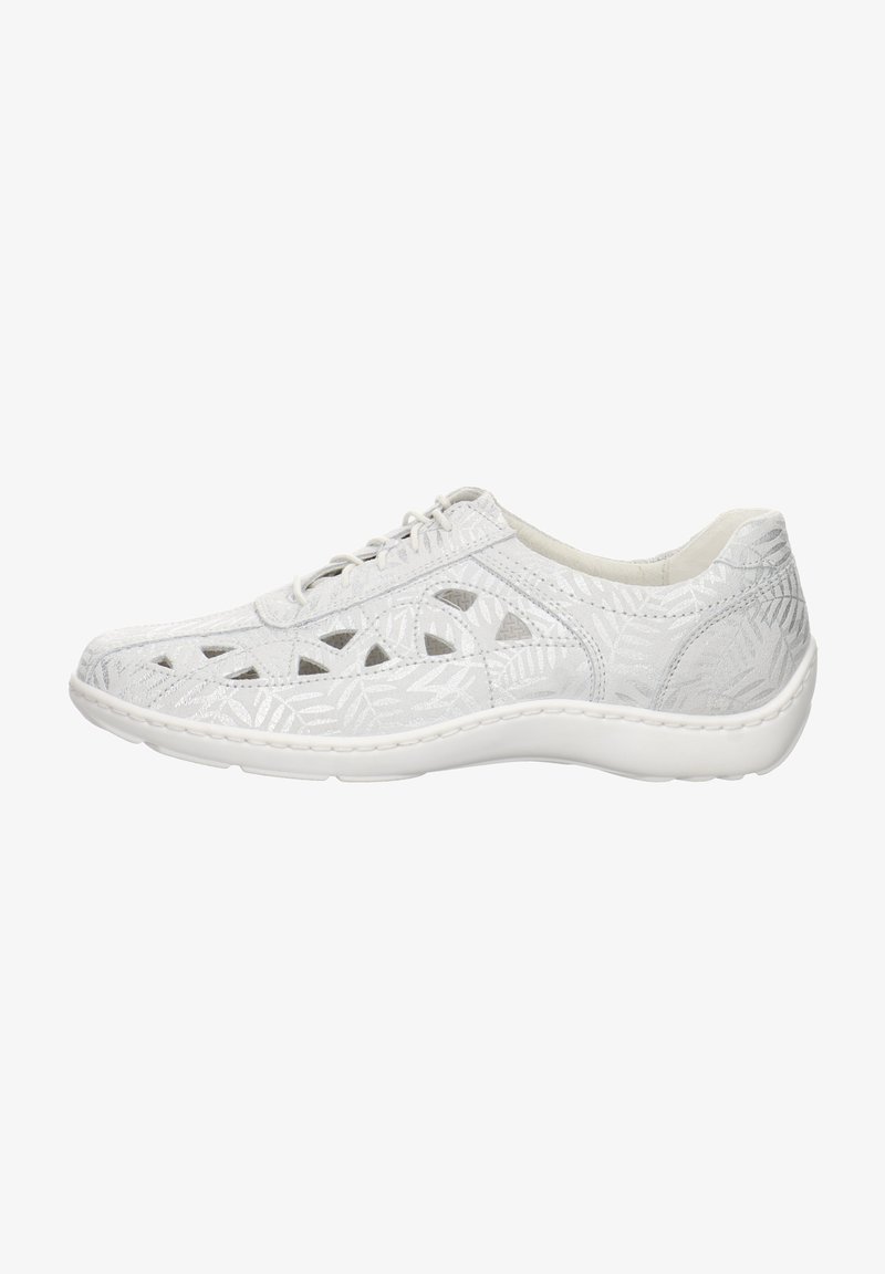 Zapatilla blanca con cordones hecha de cuero con estampado y diseños troquelados, superficie texturizada y suela blanca acolchada.