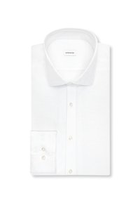 Chemise blanche à manches longues avec col standard et poignets boutonnés, soigneusement pliée avec étiquette de marque visible à l’intérieur du col.