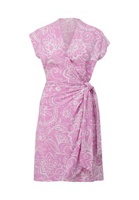 Jurk in roze stof met wit bloemenpatroon. Heeft korte mouwen, een gestrikt middel en een v-hals. Lichtgewicht en vloeiende ontwerp.