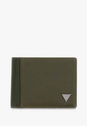 Portefeuille bi-fold vert olive avec bord en tissu texturé et petit logo triangulaire argenté Guess en bas à droite.