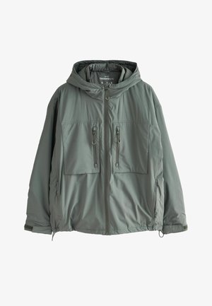 Groene geïsoleerde jas met een capuchon, twee voorzakken met ritsen en elastische manchetten. Gemaakt van een soepele, lichtgewicht stof.