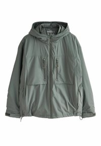 Vihreä eristetty takki, jossa on huppu, kaksi vetoketjullista etutaskua ja joustavat hihansuut. Valmistettu sileästä, kevyestä materiaalista.