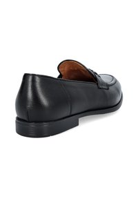 Czarne skórzane mokasyny o gładkiej fakturze, okrągłym nosku i niskiej, płaskiej gumowej podeszwie. Charakteryzują się prostym wzornictwem bez skomplikowanych detali.