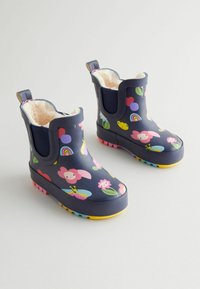 Bottes de pluie pour enfants bleu marine avec des motifs colorés de fleurs, de papillons et d'arc-en-ciel, et une doublure intérieure douce de couleur crème, sur fond blanc.
