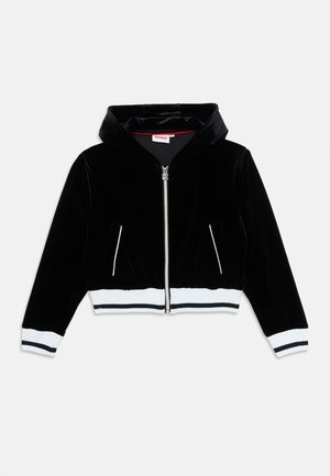 Crni baršunasti kratki jakna s kapuljačom, sadrži srebrni zatvarač, dva bočna džepa i bijele rebraste manžete i rub.