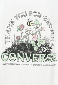 Flores, fresas y una abeja sobre la palabra "CONVERSE," con el texto: "Gracias por crecer," "Date espacio para florecer," y "El crecimiento es un viaje único."