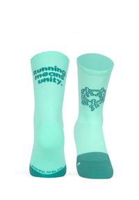 Et par myntegrønne sportsstrømper med teksten "Løb betyder enhed." og et grafisk design, der fremhæver en struktureret overflade og forstærkede tå.