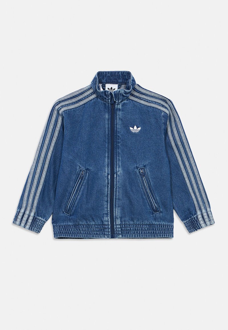 Τζάκετ από τζίν με φερμουάρ μπροστά, ψηλό γιακά και δύο πλαϊνές τσέπες. Διαθέτει τρεις λευκές ρίγες σε κάθε ώμο και ένα μικρό λευκό λογότυπο.