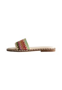 Sandalia plana con una amplia tira trenzada en hilos multicolores, con una plantilla beige y una suela trenzada para agregar textura.