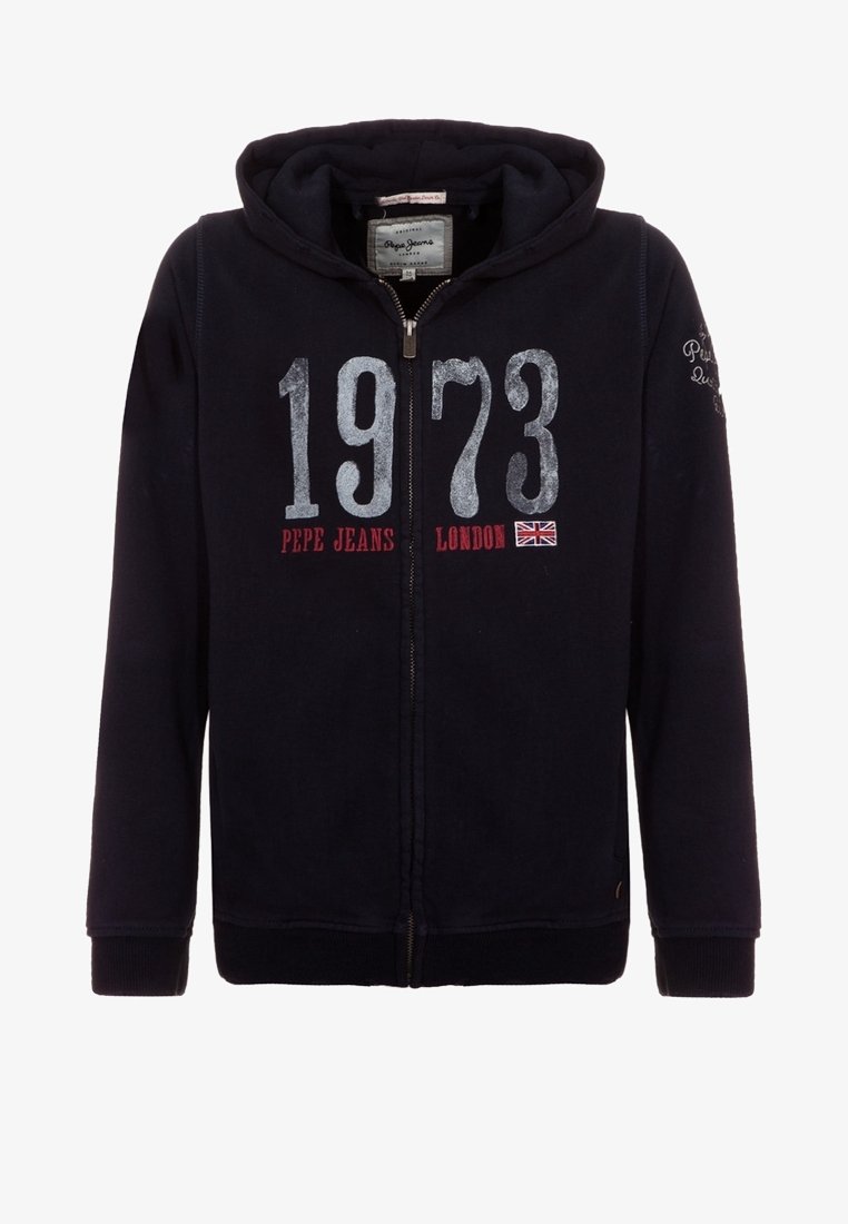 Sweat à capuche noir zippé avec capuche, affichant "1973" en grand imprimé gris, "Pepe Jeans London" en rouge, et un petit drapeau Union Jack à l'avant.