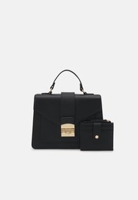 Borsa a mano in pelle nera con finiture dorate, design strutturato, manico superiore e portacarte attaccato. Finitura testurizzata all'esterno.