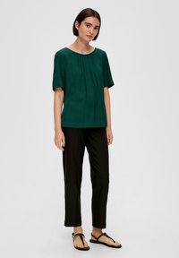 s.Oliver BLACK LABEL MIT FALTEN-DETAIL - Blouse - tannengrün