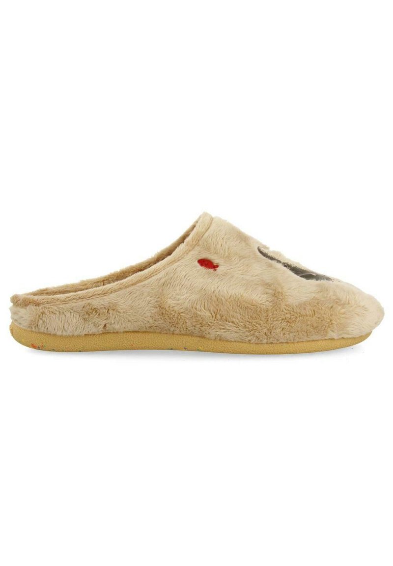 Zapatilla de casa beige y suave con textura, diseño de parte trasera abierta y parte superior esponjosa que presenta una cara de animal juguetona con pequeños acentos rojos.