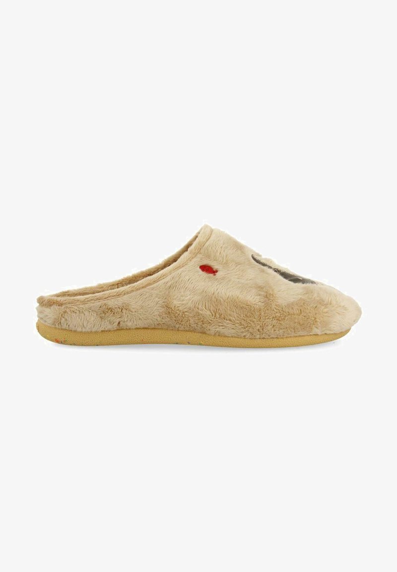 Zapatilla de casa beige y suave con textura, diseño de parte trasera abierta y parte superior esponjosa que presenta una cara de animal juguetona con pequeños acentos rojos.
