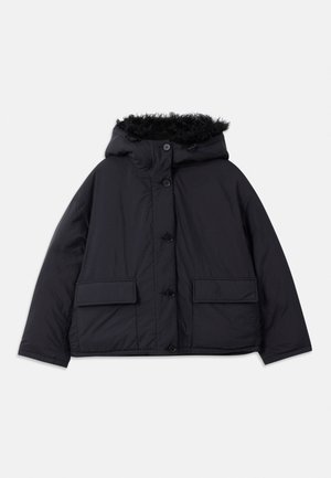 Must have kapuutsiga must puffer-jakk, millel on kunstkarusnaha ääris, nööbid ja küljetaskud. Omab vettpidavat lõike ja sujuvat, kerget materjali.