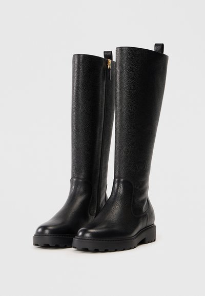 Bottes en cuir noires montantes avec une finition texturée, bout arrondi et semelle en caoutchouc épaisse. Comprend une fermeture éclair latérale et une languette.
