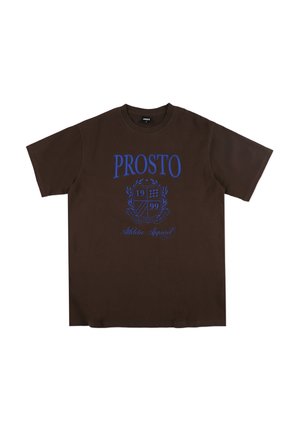 Brązowa bawełniana koszulka z niebieskim napisem "PROSTO", grafiką tarczy oraz rokiem "1999". Krótkie rękawy i okrągły dekolt.