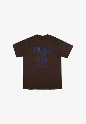 Brązowa bawełniana koszulka z niebieskim napisem "PROSTO", grafiką tarczy oraz rokiem "1999". Krótkie rękawy i okrągły dekolt.