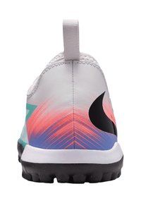 Weißer Sportschuh mit einem Farbverlauf in Rosa- und Blautönen, einem schwarzen Logo, einer strukturierten Oberfläche und einer Gummisohle mit Musterprofil.