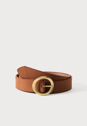 Ceinture en cuir marron avec boucle métallique ronde dorée, roulée sur un fond blanc uni.