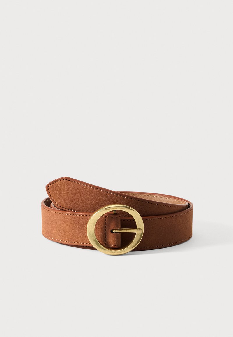 Ceinture en cuir marron avec boucle métallique ronde dorée, roulée sur un fond blanc uni.
