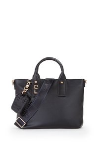 Bolso tote de cuero negro con dos asas superiores, correa de hombro desmontable, herrajes dorados y un pequeño estuche a juego adjunto.