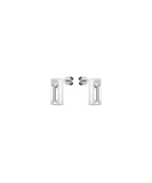 Orecchini a chiodo quadrati in tono argento con design a ritaglio rettangolare. Presentano il logo del marchio inciso su un lato e una finitura lucida.