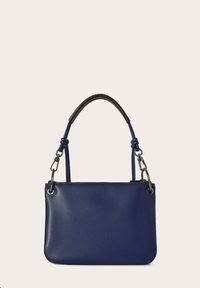 Navyblaue Lederhandtasche mit glatter Oberfläche, ausgestattet mit einem kurzen schwarzen Griff und silbernen Beschlägen. Kompakte rechteckige Form mit Reißverschluss.