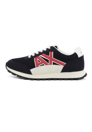 Scarpe sportive blu marino con tomaia in mesh, dettagli bianchi e rossi, dotate di suola in gomma e design con lacci. Dettaglio del logo "AX" evidente.