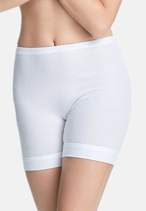 Weiße Baumwoll-Boyshorts mit glatter Textur, elastischem Bund und tailliertem Design, das bis zur Oberschenkeloberseite reicht und einen minimalistischen Stil aufweist.