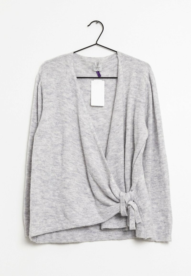 Šedý pletený svetr s překládaným předním dílem, s uzlem uvázaným v pase, dlouhými rukávy a měkkou texturou. Visačka visící u krku.