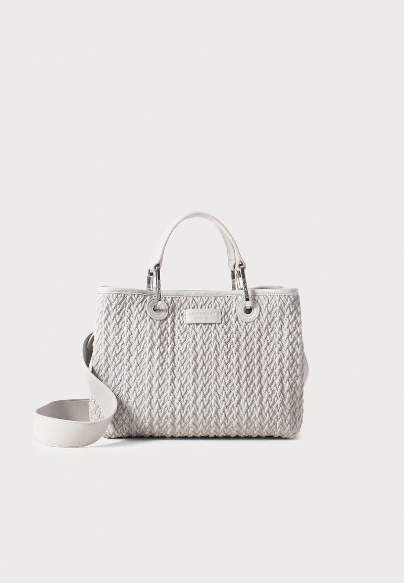 Vevd stoffveske, lys grå farge, rektangulær form, doble topphåndtak, justerbar skulderreim, merket metall-plakk på fronten.