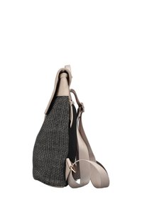 Sac à épaule multi-matériaux avec un corps noir texturé, des accents beiges lisses et une longue sangle réglable avec quincaillerie en métal.