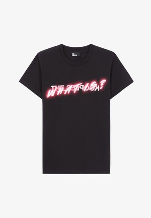 Svart bomull t-skjorte med hvit og rosa neonlys tekst som sier "HVAD ER?" med en litt slitt design og rund hals.