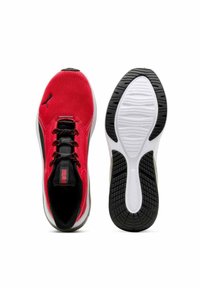 Scarpe sportive rosse con tomaia in mesh, dettagli neri e riflettenti. Suola in gomma con motivo per una migliore aderenza.